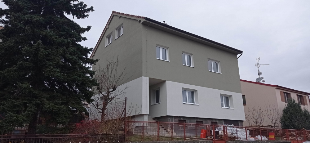 Nástavba RD v Rosicích včetně nové fasády